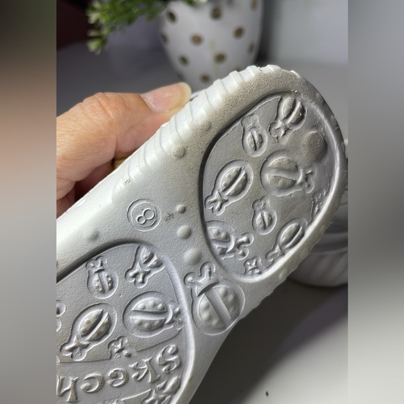 SKECHERS. KIDS SHOES. GIRLS WHITE ULTRALIGHT WHITE SHOES SIZE 8 - Picture 16 of 17